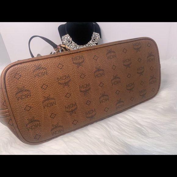 Authentic MCM Medium Tote - Picture 13 of 16